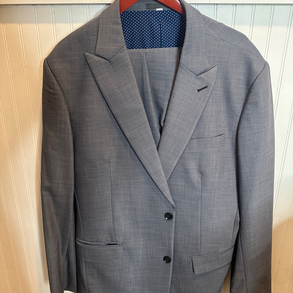 State & Liberty Athletic Fit
Stretch Suit -
Heathered Grey Size
46 (LIKE NEW!)